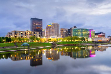 Dayton, Ohio, ABD şehir merkezi Alacakaranlıkta Miami Nehri üzerinde.