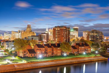 Buffalo, New York, ABD şehir merkezi şafakta Erie Gölü üzerinde gökyüzü.