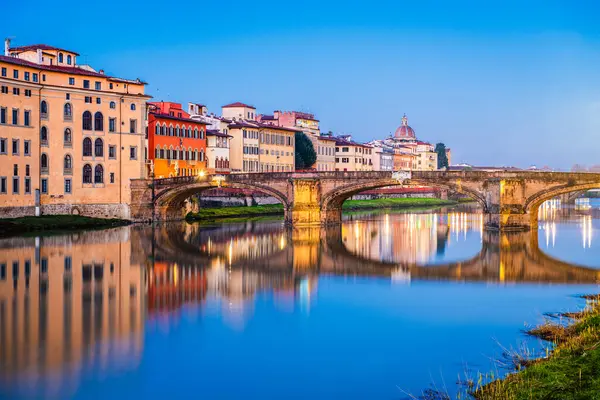 Floransa, İtalya Arno Nehri 'nde mavi saat.