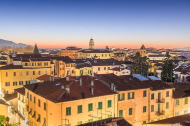 Pisa, İtalya 'nın Toskana mimarisi ile şafak vakti ufuk çizgisi.