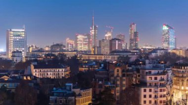 Milan, İtalya finans bölgesi şafak vakti apartmanların üzerinde yükselişe geçecek.