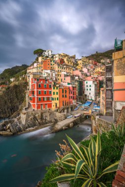 Riomaggiore, alacakaranlıkta Cinque Terre kıyısı boyunca İtalya.