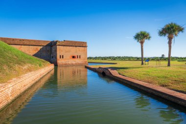 Savannah, Georgia, ABD 'deki Fort Pulaski tarihi hendekte.