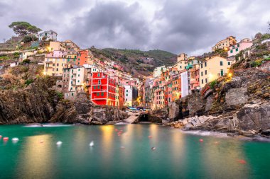 Riomaggiore, La Spezia, İtalya Şafakta Cinque Terre 'de güzel bir tepe kenti.
