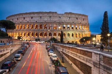 Roma, İtalya Kolezyum 'da. Gece caddenin karşısında..