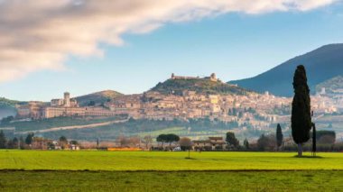 Assisi, İtalya şehir merkezi Assisi 'li Aziz Francis Bazilikası ile ufukta belirdi..