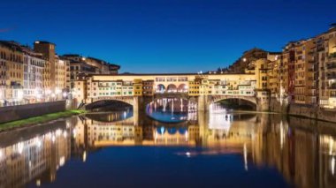 Floransa, İtalya Ponte Vecchio Köprüsü 'nde Alacakaranlıkta Arno Nehri' ni geçerken.