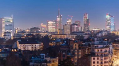 Milan, İtalya finans bölgesi şafak vakti apartmanların üzerinde yükselişe geçecek.