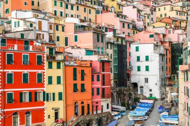 Riomaggiore, alacakaranlıkta Cinque Terre kıyısı boyunca İtalya.