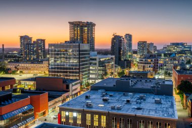 Kitchener, Ontario, Kanada şehir merkezi altın saatinde gökyüzü.