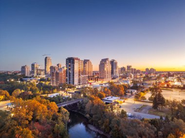 Londra, Ontario, Kanada sonbaharda şafak vakti Thames Nehri üzerinde şehir manzarası.