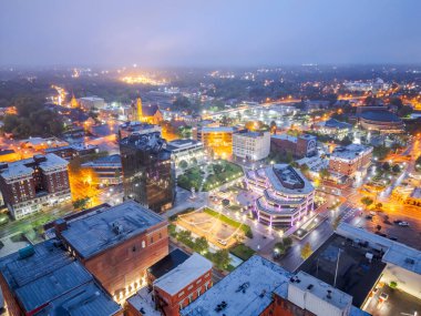 Springfield, Ohio, ABD şehir merkezi mavi saatte.