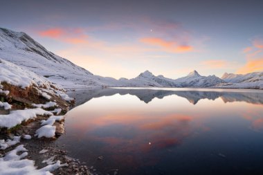 Jungfrau, Eiger, Monch ve diğer zirvelerle Bachalpsee Gölü 'nde kış öncesi kar yağışının ardından.