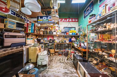 TAKAYAMA, JAPONYA - 1 AĞUSTOS 2023: Takayama 'daki Showa Müzesi' nde bir elektronik mağazasının yeniden yaratılması. Showa dönemi (1926-89) Japonya 'da büyük bir değişim dönemi olarak kabul edilir..