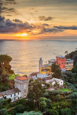Portofino, İtalya Alacakaranlıkta güzel kıyı manzarası.