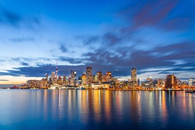 Toronto, Kanada ikonik silueti ve Ontario Gölü 'nün alacakaranlığında kuleler.
