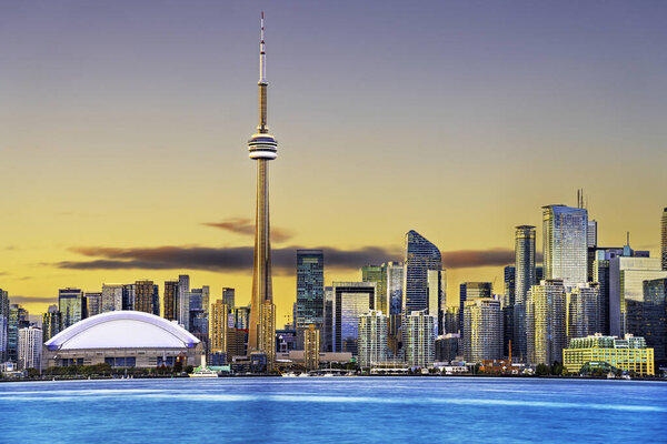 Торонто, Онтарио, Канада, город на озере Онтарио в сумерках.