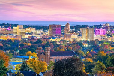 Syracuse, New York, ABD Sonbaharda şehir merkezi şafakta.