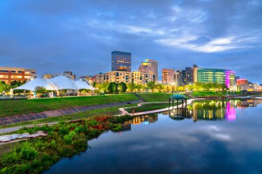 Dayton, Ohio, ABD şehir merkezi Büyük Miami Nehri üzerinde gökyüzü.