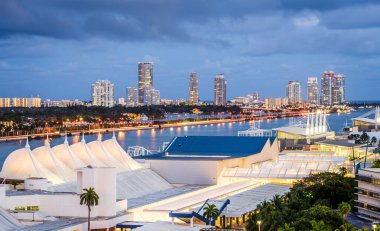 Miami, Florida, ABD mavi saatte limana bakan şehir manzarası.