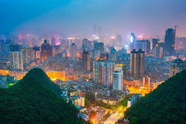 Guiyang, Guizhou, Çin şehir merkezi geceleri gökyüzü..