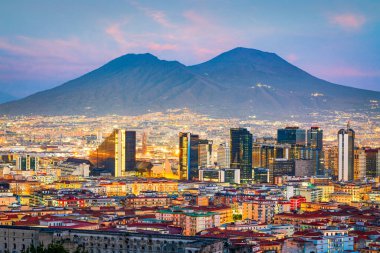 Napoli, İtalya 'da finans bölgesi dağının altında. Vezüv alacakaranlıkta.