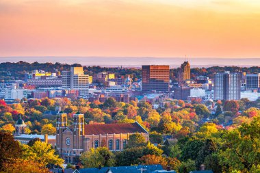 Syracuse, New York, ABD Sonbaharda şehir merkezi şafakta.