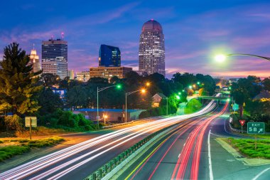 Winston-Salem, Kuzey Carolina, ABD manzarası ve karayolları alacakaranlıkta.