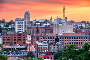 Lynchburg, Virginia, ABD şehir şehir manzarası alacakaranlıkta.