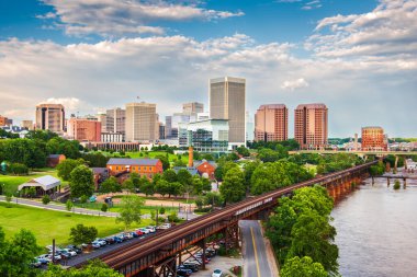 Richmond, Virginia, ABD şehir manzarası James Nehri üzerinde.
