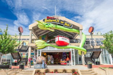 Baltimore, MD, ABD - 14 Haziran 2016: Turistler ister inanın ister inanmayın Ripley 's in tadını çıkarın! Inner Harbor 'da. Site tamamen kapandı..