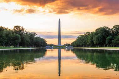 Washington Anıtı, Washington DC, ABD 'deki Yansıyan Havuz üzerine şafak vakti.