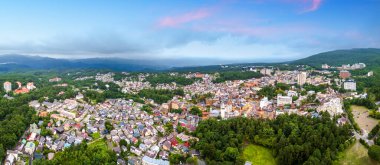 Kusatsu Onsen, Gunma Bölgesi, Japonya Alacakaranlıkta.