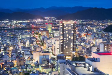 Gifu Şehri, Gifu Bölgesi, Japonya sehri yukarıdan alacakaranlıkta dağlarla birlikte..