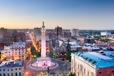 Baltimore, Maryland, ABD cityscape Mt. Vernon ve Washington Anıtı. 