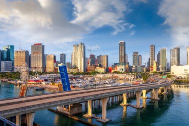 Miami, Florida, Abd şehir merkezi silüeti alacakaranlıkta.