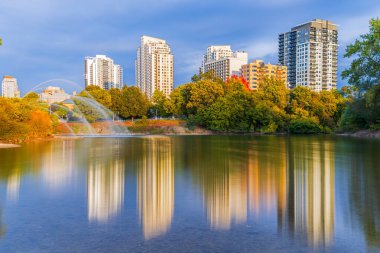 Londra, Ontario, Kanada Şehir merkezi şafakta gökyüzü.