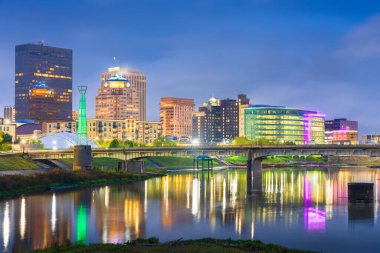 Dayton, Ohio, ABD şehir merkezi Alacakaranlıkta Miami Nehri üzerinde.