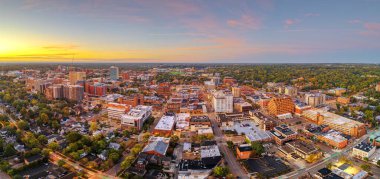 Ann Arbor, Michigan, ABD üniversite kasabası alacakaranlıkta ufuk çizgisi.