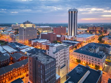 Springfield, Illinois, ABD şehir merkezi alacakaranlıkta ufuk çizgisi.