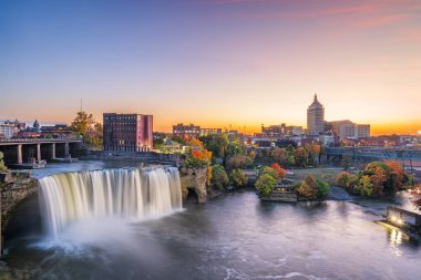 Rochester, New York, ABD şehir merkezi ufuk çizgisi ve alacakaranlıktan geceye şelale.