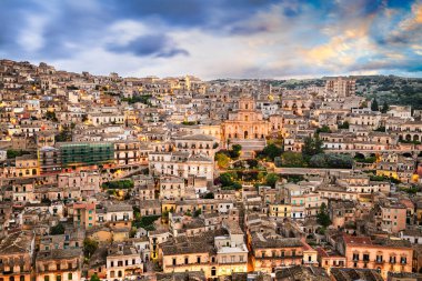 Modica, Sicilya, İtalya Alacakaranlıkta San Giorgio Katedrali.