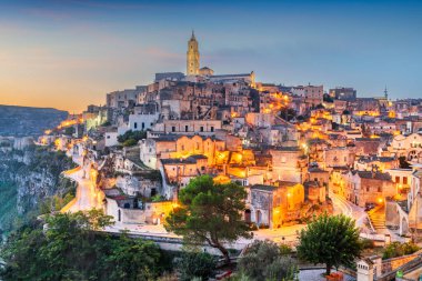 Matera, İtalya 'nın Basilicata bölgesindeki antik tepe kasabası şafakta.