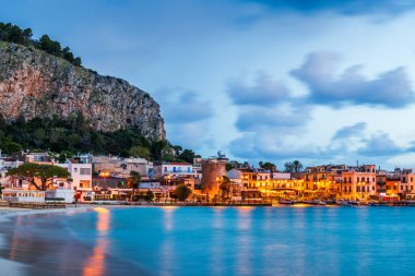Palermo, Sicilya, İtalya Alacakaranlıkta Mondello sahilinde.