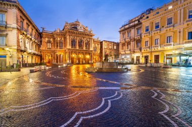 Catania, Sicilya, İtalya geceleri Bellini Plaza 'da.