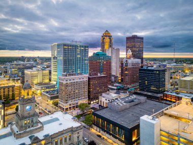 Des Moines, Iowa, ABD Şehir Merkezi Alacakaranlıkta Skyline.