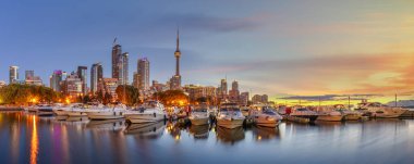 Toronto, Kanada şehir silueti şafakta Ontario Gölü 'nde Harbourfront ile birlikte..