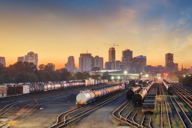 Londra, Ontario, Kanada tren rayları üzerinden altın saatte gökdelen.