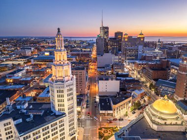 Buffalo, New York, ABD Şehir Merkezi Skyline 'dan altın saatle.