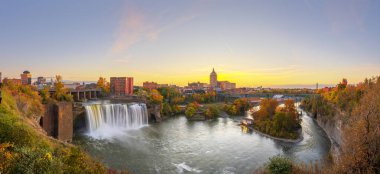 Rochester, New York, ABD Genesee Nehri üzerindeki şehir manzarası ve alacakaranlıkta High Falls.